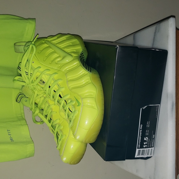 Men Volt Volt Black  Foam Posites & Matching Nike Shirt Set - Picture 3 of 11